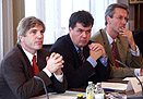 Der neue Vorsitzende von Ausschuss 8, Johannes Abentung, gemeinsam mit Johannes Schnizer (links) und Michael Bauer (rechts) in der Ausschusssitzung am 29. September 2004.