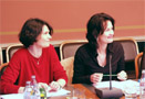 Marlies Meyer und Eva Glawischnig bei der Sitzung des Präsidiums des Österreich-Konvents am 9. Februar 2004 im Parlament. Diskutiert wurde bei der Sitzung der Bericht von Ausschuss 1 (Staatsaufgaben und Staatsziele), dem der Verfassungsrechtler Heinz Mayer vorsteht.